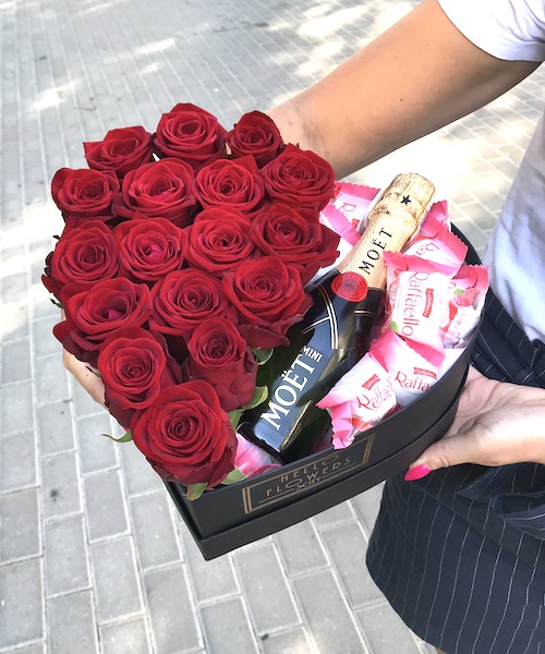 Red roses + mini Moët + Raffaello in heart box - flowers in a box