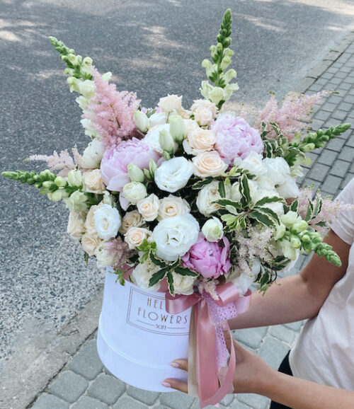 Kompozycja świeżych kwiatów w dużym białym boxie - kwiaty w pudełkach | flower box