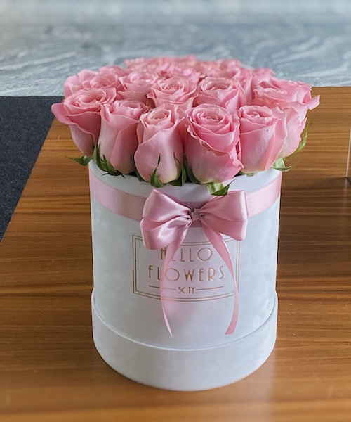 Różowe róże w dużym białym welurowym boxie | świeże kwiaty w pudełku - box flower
