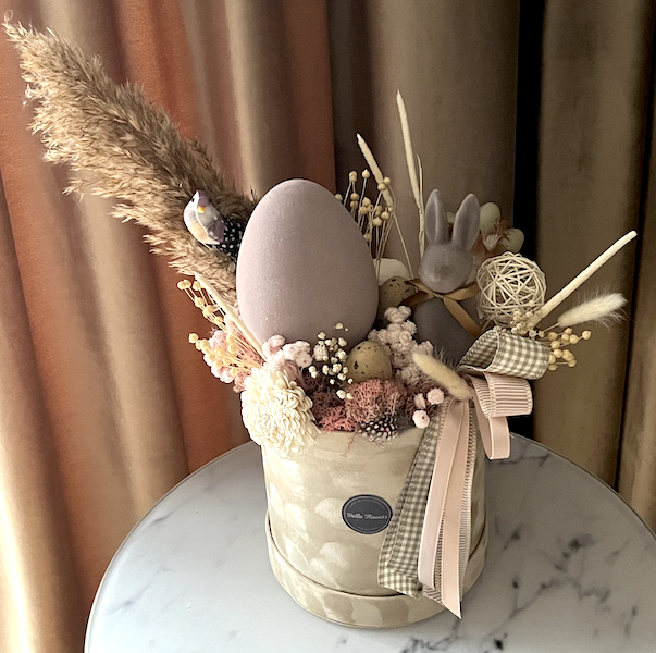 Wielkanocna kompozycja w dużym beżowym welurowym boxie - wiosenny zestaw w pudełku flower box