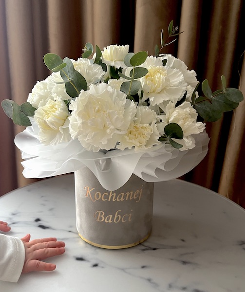 Białe Goździki i Eukaliptus w małym szarym welurowym boxie Kochanej Babci - kwiaty w pudełkach | flower box