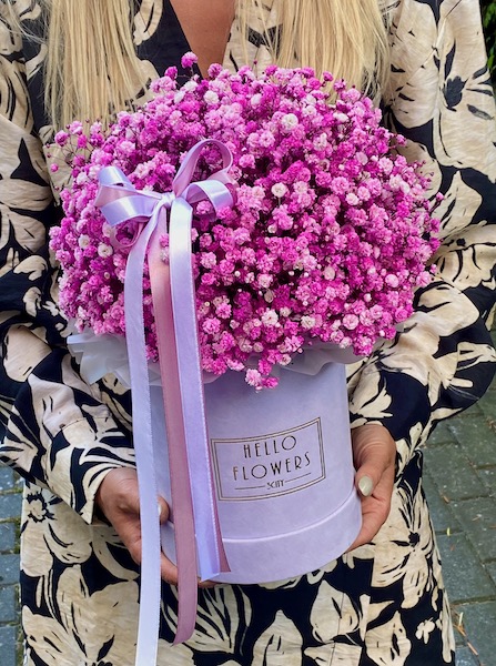 Różowa gipsówka w średnim lawendowym welurowym boxie - kwiaty w pudełkach | flower box